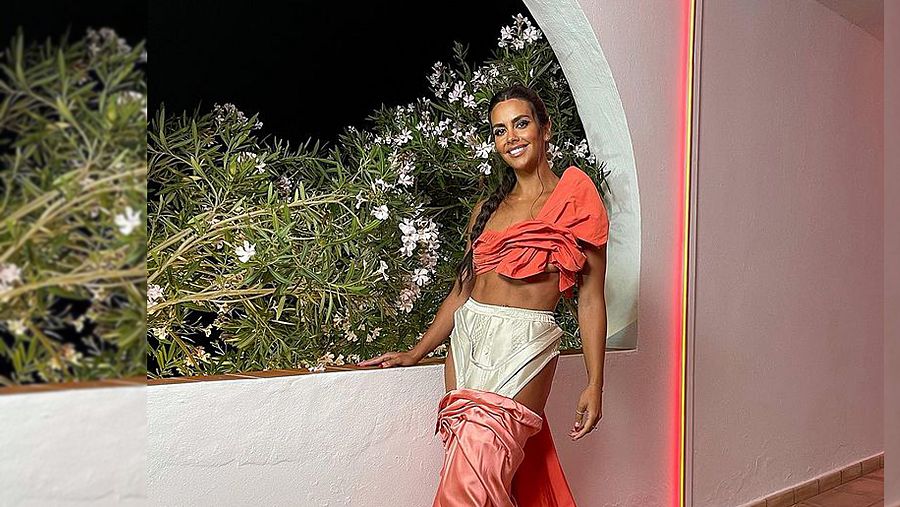 Cristina Pedroche luce un vestido coral de Guillermo Décimo