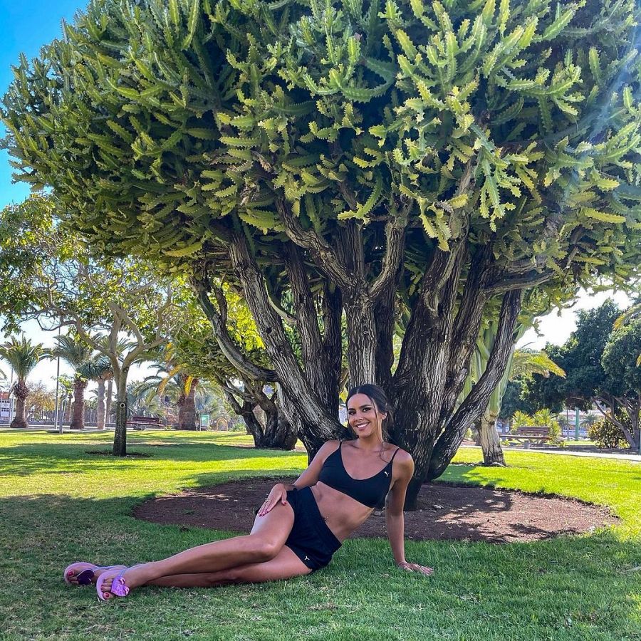 Cristina Pedroche viste un 'total look' deportivo de Puma tumbada delante de un árbol en Gran Canaria