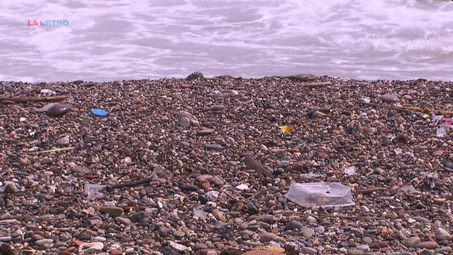 El vent i la corrent arrosseguen els plàstics a l'interior del mar, on es desfan i es divideixen