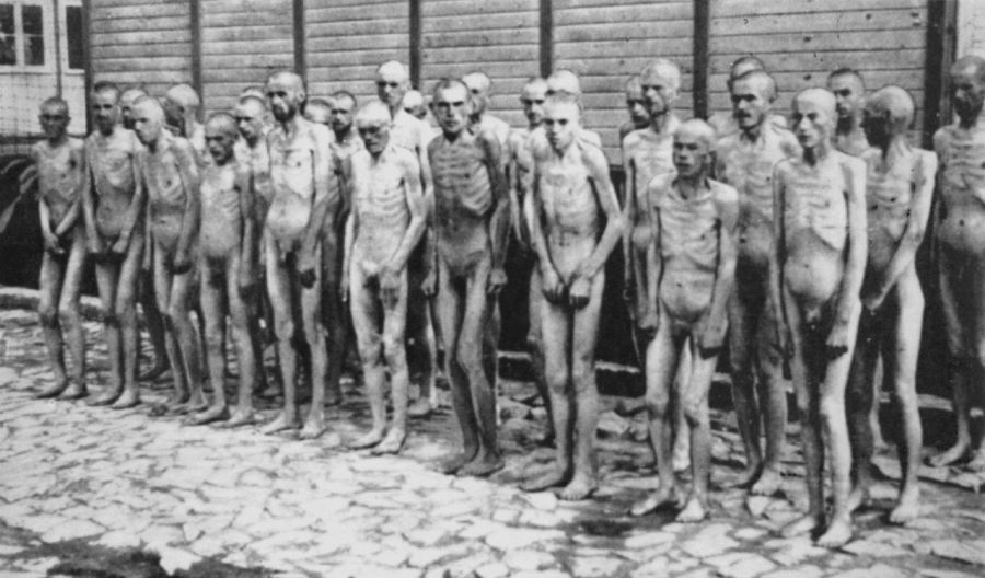 Prisioneros desnudos en la plaza de la llamada, campo de Mauthausen