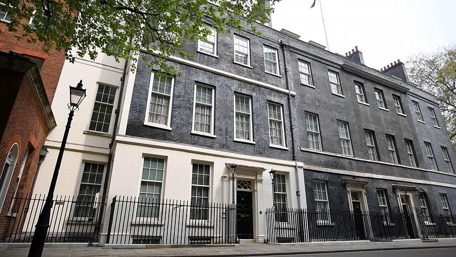 Fahada de los números 12 (izquierda), 11 (centro) y 10 (derecha) de Downing Street. El número 10 es la residencia actual del primer ministro británico, Boris Johnson. Foto: JUSTIN TALLIS / AFP.