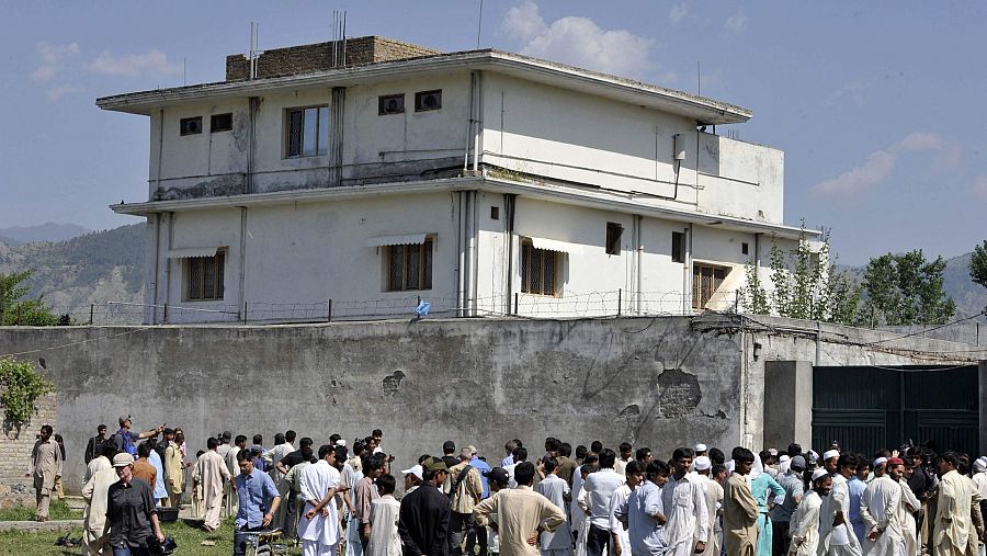 Varias personas frente al recinto en el que EE.UU. mató a Osama bin Laden