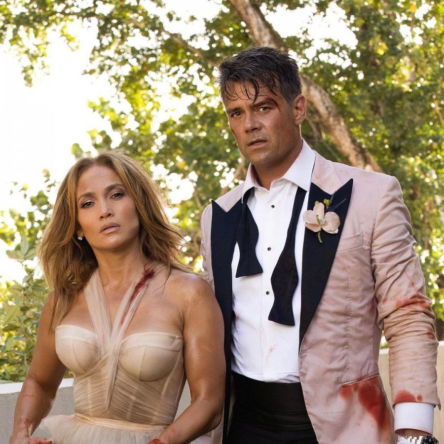 Jennifer López junto a Josh Duhamel en 'Shotgun Wedding'