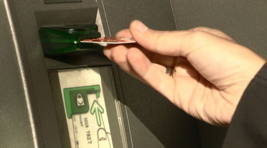 Cliente saca dinero de un cajero