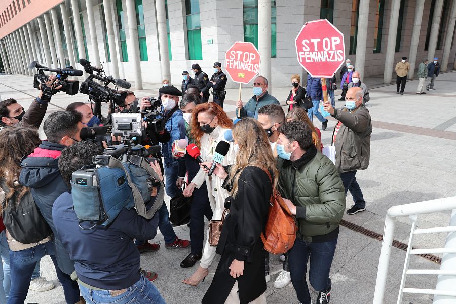 Un par de manifestantes esperan a Rocío Carrasco a la salida del juzgado de Alcobendas con carteles que rezan 'Stop feminazis'