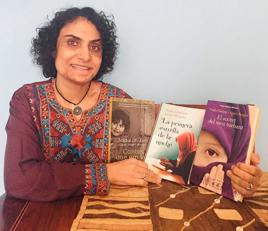 Nadia Ghulam mostrando sus tres libros