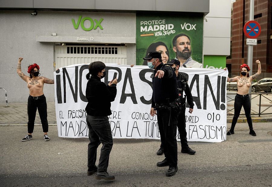 Varias activistas de Femen se manifiestan en la sede de Vox en Madrid