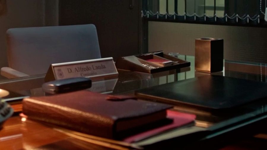 Cartel del comisario en Estoy vivo con el nombre de Alfredo Landa