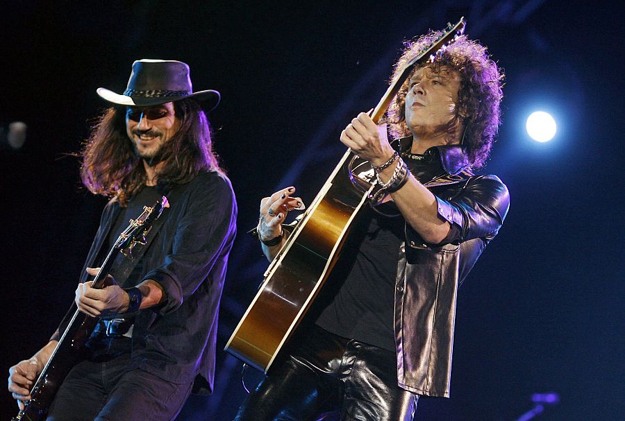 Enrique Bunbury y Joaquín Cardiel, durante el concierto que la banda ofreción en Cheste (Valencia) en 2007.