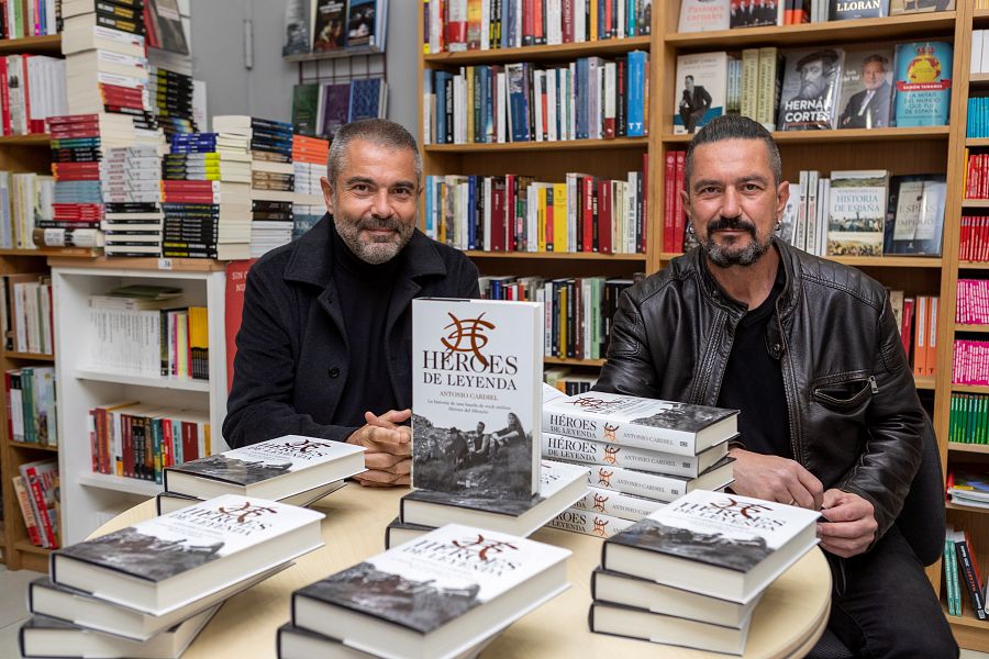 Antonio Cardiel firma ejemplares de su libro 