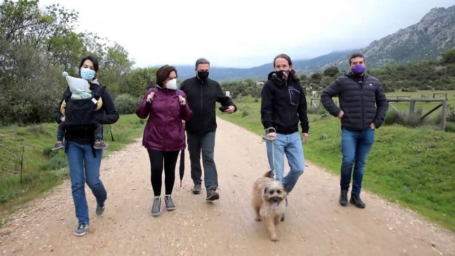 El candidato de Unidas Podemos para las elecciones autonómicas del 4 de mayo en la Comunidad de Madrid, Pablo Iglesias, pasea junto a su perro y las candidatas y candidatos de la formación a la Asamblea de Madrid durante la jornada de reflexión.