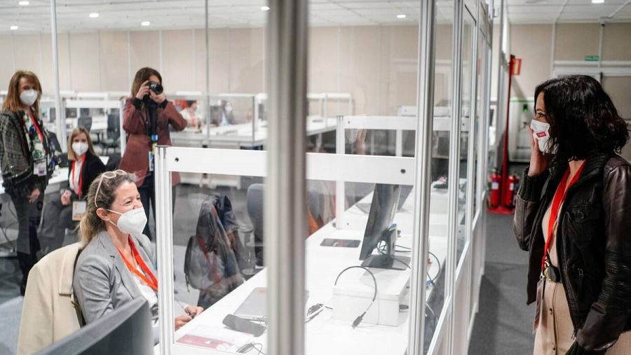 La presidenta de la Comunidad de Madrid, Isabel Díaz Ayuso, en su visita al Centro de Procesamiento y Difusión de Datos habilitado por la Comunidad de Madrid en IFEMA para las elecciones del 4-M.