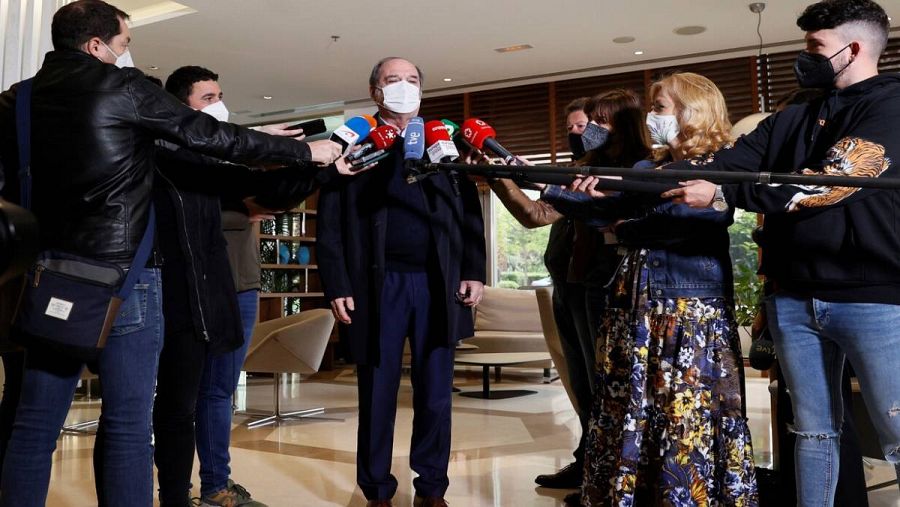 El candidato del PSOE a la Presidencia de la Comunidad de Madrid, Ángel Gabilondo, atiende a los medios en su visita este lunes, jornada de reflexión, al hotel desde el que seguirá la noche electoral.