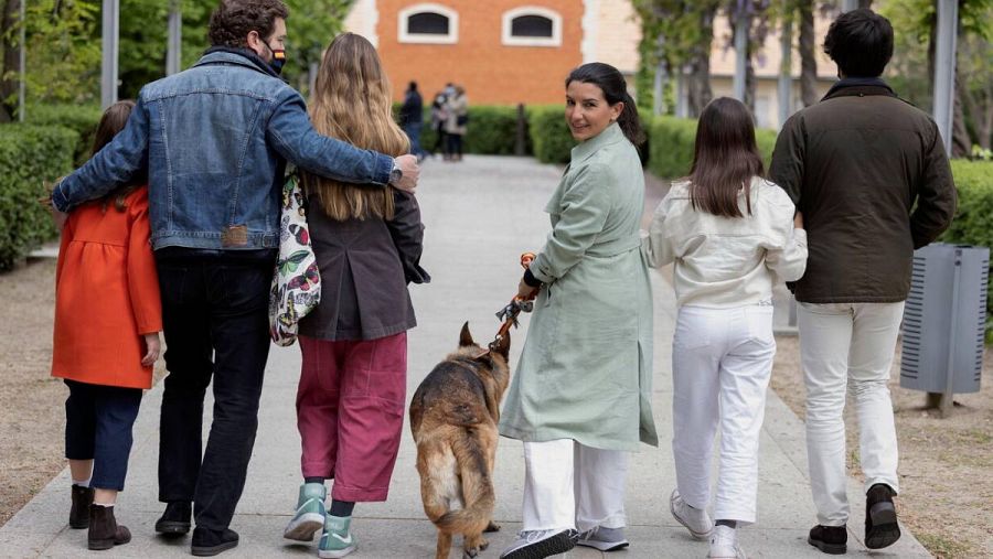 La candidata por VOX a la presidencia de la Comunidad de Madrid, Rocío Monasterio, este lunes con su familia durante la jornada de reflexión previa a las elecciones.