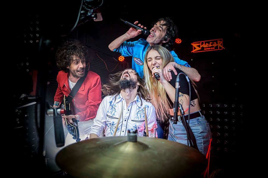 Un moment de l'actuació de Sidonie amb Suu a l'escenari de la sala Sidecar