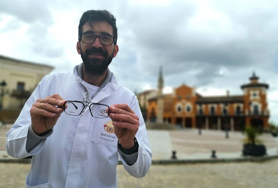 La óptica que lleva las gafas de pueblo en pueblo