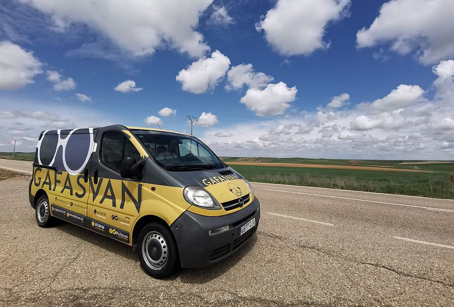 La óptica que lleva las gafas de pueblo en pueblo