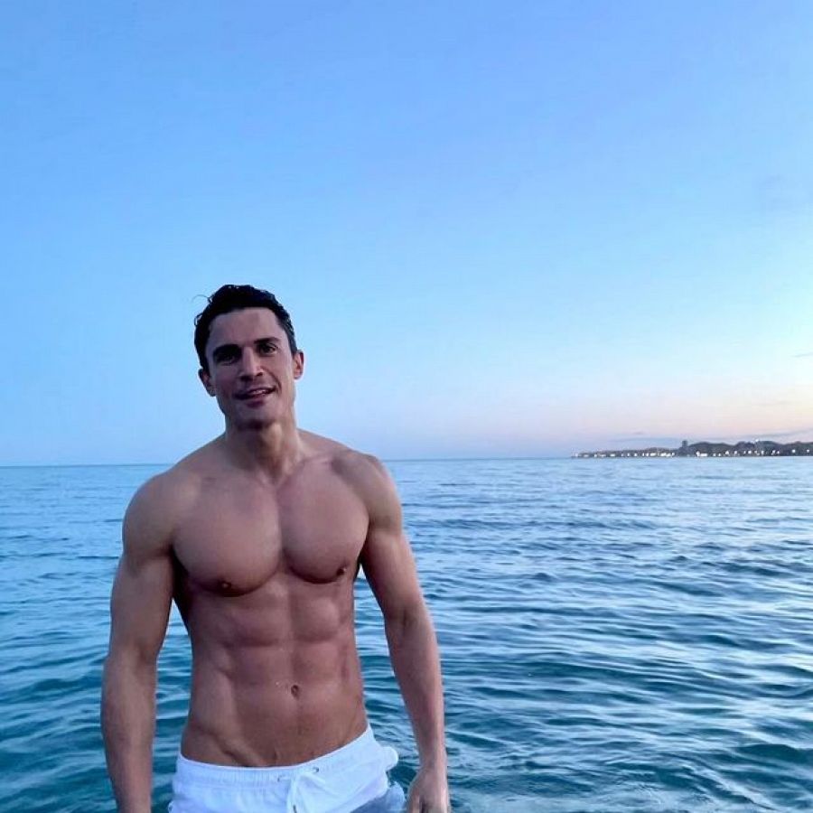 El actor Álex González en la playa