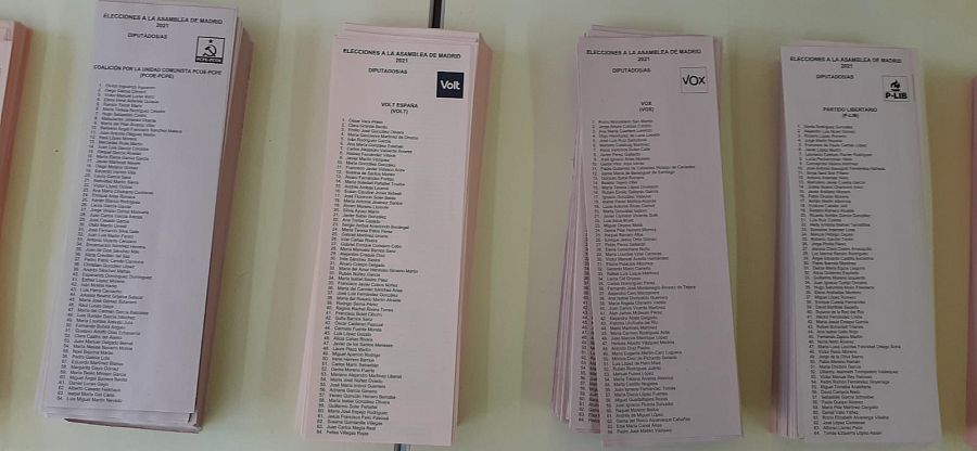 Papeletas de Volt y Vox en una mesa del Colegio Lepanto de Madrid