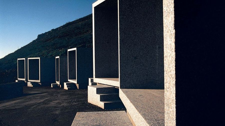 Vista dos cubos do cemiterio de César Portela en Fisterra