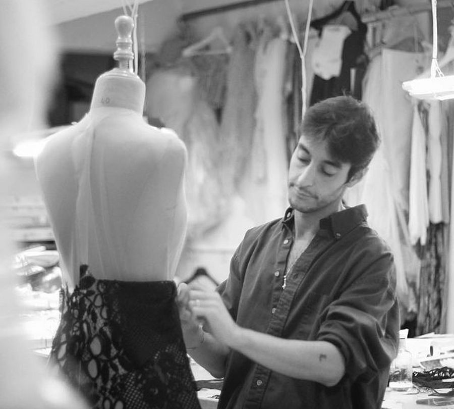 El  joven diseñador apuesta por la alta costura desde su taller sevillano de Lantejuela