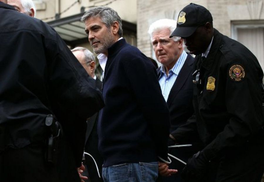El actor George Clooney siendo detenido