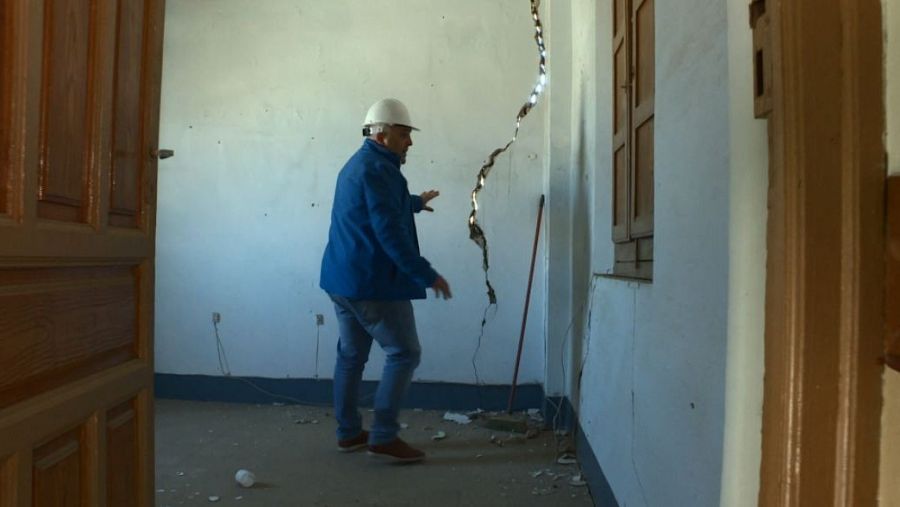 Un vecino observa la grieta en una vivienda