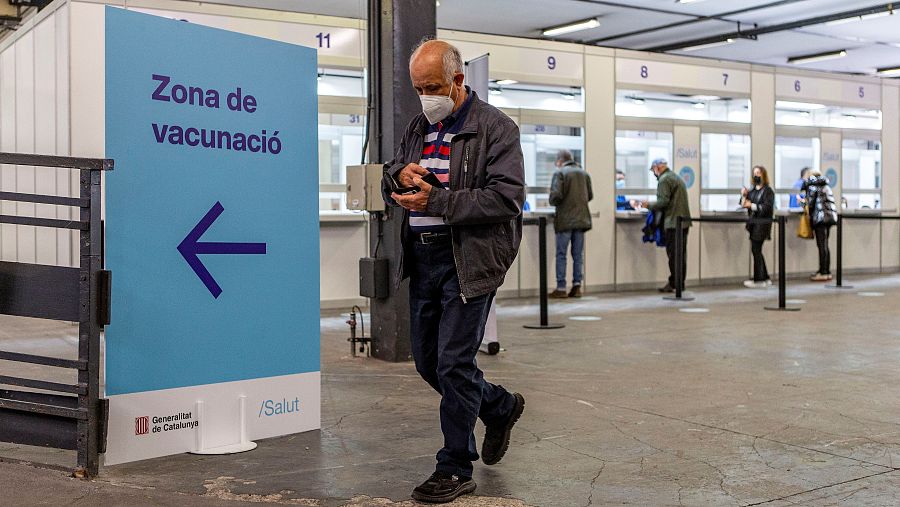 Punto de vacunación instalado en el recinto ferial de Montjuic, en Barcelona.