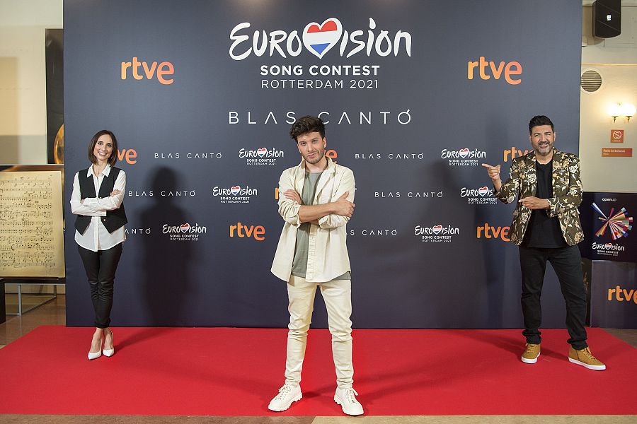 Julia Varela, Blas Cantó y Tony Aguilar en el acto de despedida antes de Eurovisión