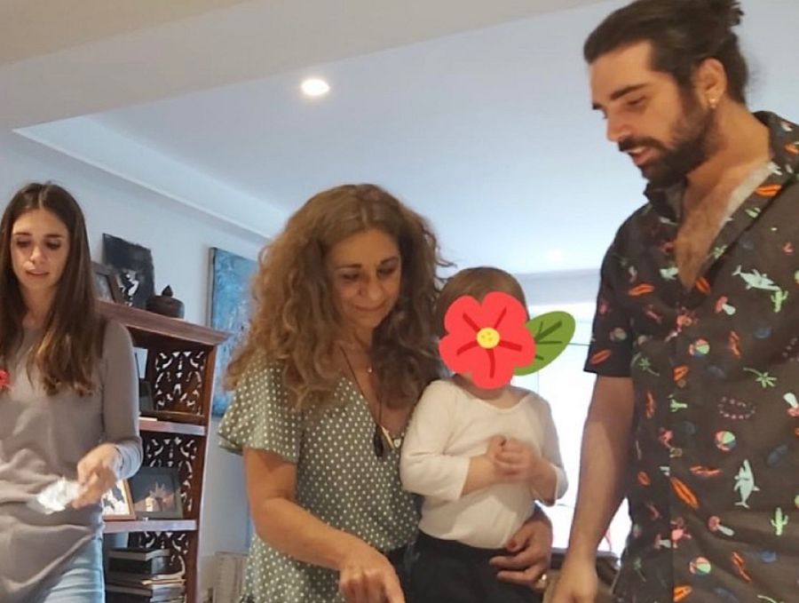 Lolita rodeada de sus hijos y su nieto en el día más especial