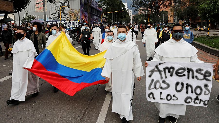 Frailes Dominicos se suman a los manifestantes que marchan por las calles en Bogotá, Colombia.
