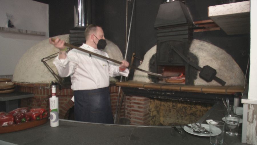 Antonio Jesús Martínez trabajando en los hornos del Asador Chumi