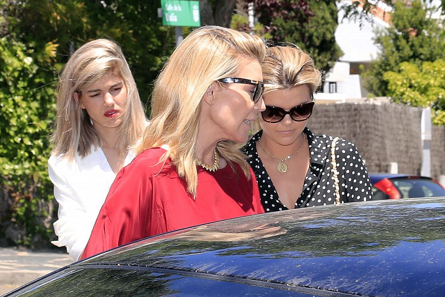 Patricia Rato con sus hijas, Alejandra e Isabel, en Madrid