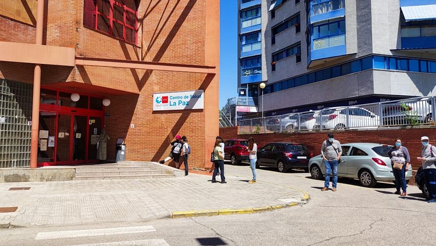 Varios pacientes esperan su turno en la calle para ser atendidos en el centro de salud La Paz de Rivas-Vaciamadrid.