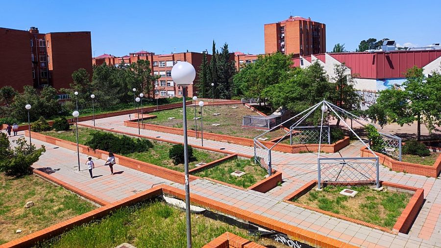 Varios bloques de edificios rodeados de parques forman el barrio de Covibar en el municipio madrileño de Rivas-Vaciamadrid.