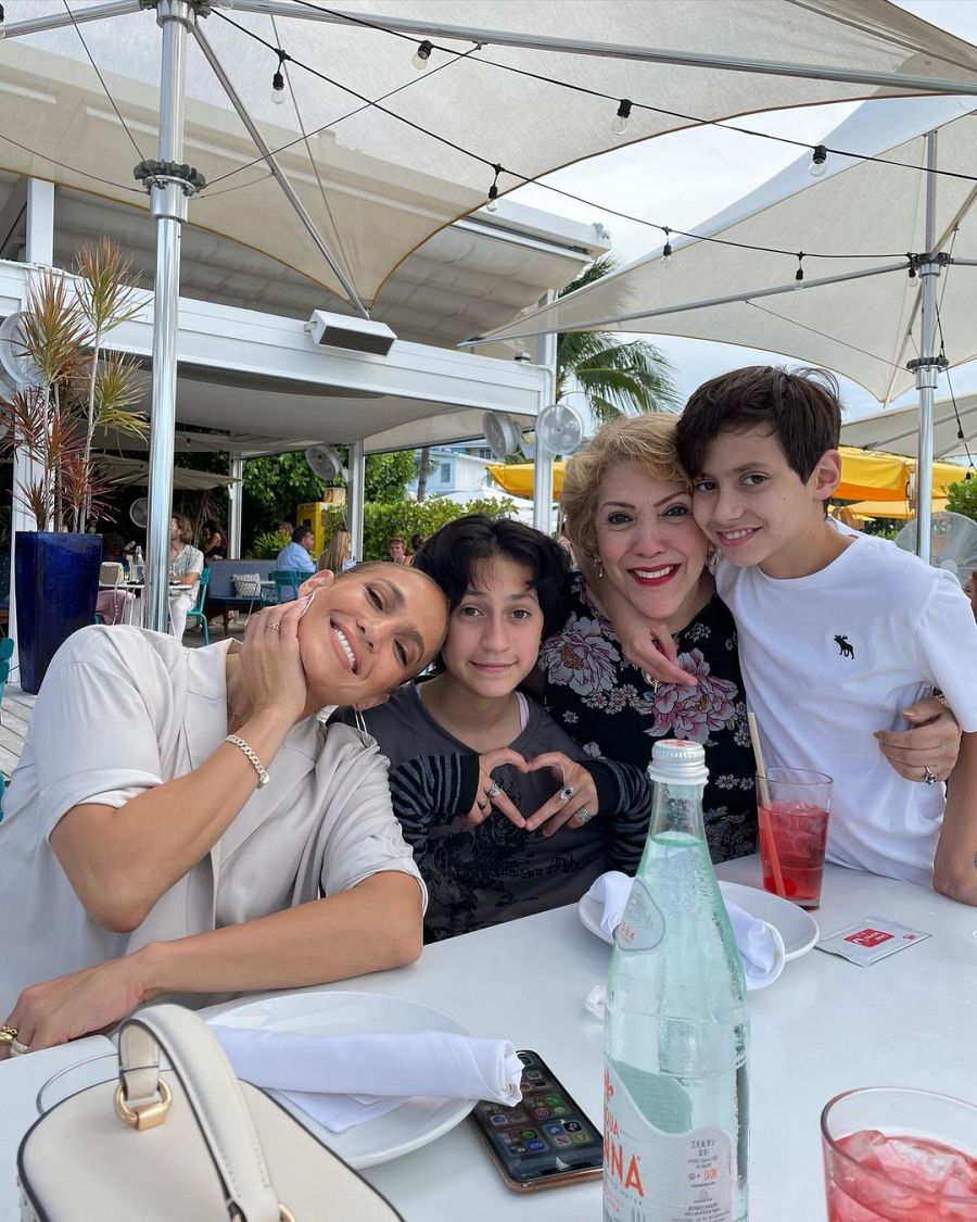 Jennifer López junto a su madre y sus dos hijos