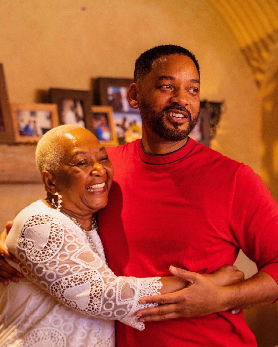 Will Smith abrazado a su madre