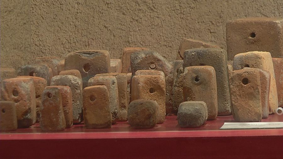 Pesas de un telar vacceo, en el aula arqueológica de Tiedra