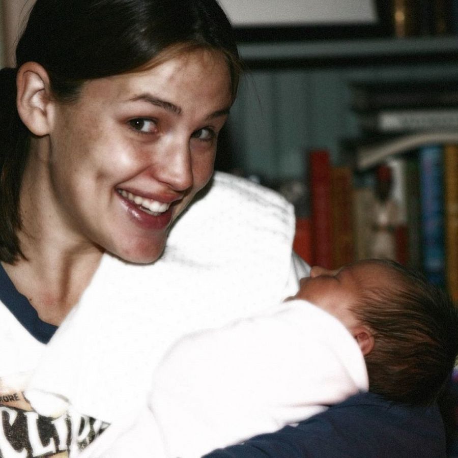 Jennifer Garner junto a uno de sus hijos