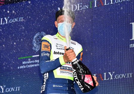 Van der Hoorn celebra su victoria en la etapa 3 dle Giro
