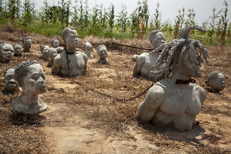 La obra del artista ghanés Kwame Akoto-Bamfo representa la cruel historia de los secuestros y el esclavismo