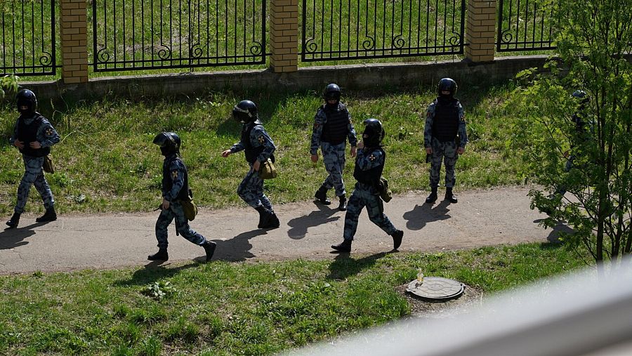 Agentes de seguridad en los alrededores de la escuela 175 de Kazán (Rusia), donde se ha producido el tiroteo en el que han muerto al menos 11 personas.  Fuente: Redes sociales, Max Zareckiy vía REUTERS