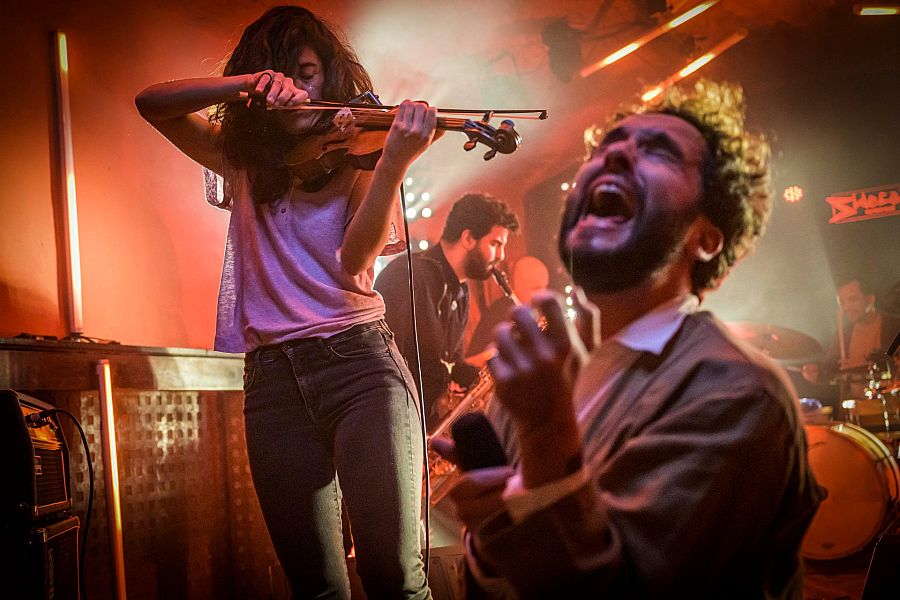 Sara Fontán tocant el violí amb el saxofonista i el cantant de Seward