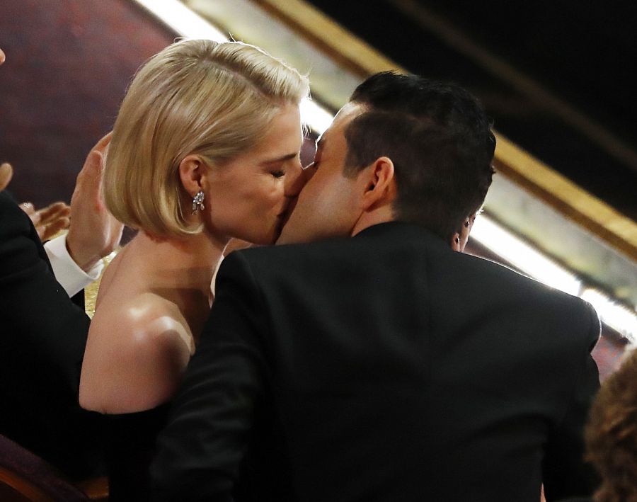 Rami Malek y Lucy Boynton son pareja y se dieron un beso de Oscar