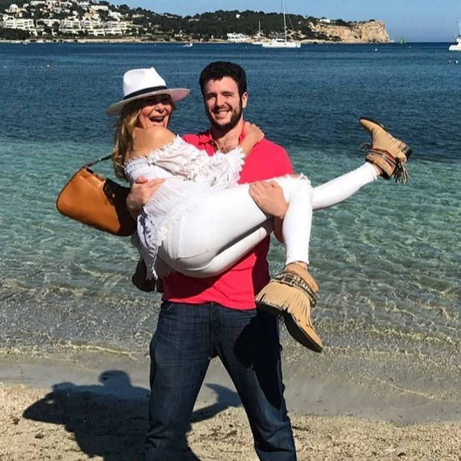 Ana Obregón y su hijo Aless de vacaciones en la playa