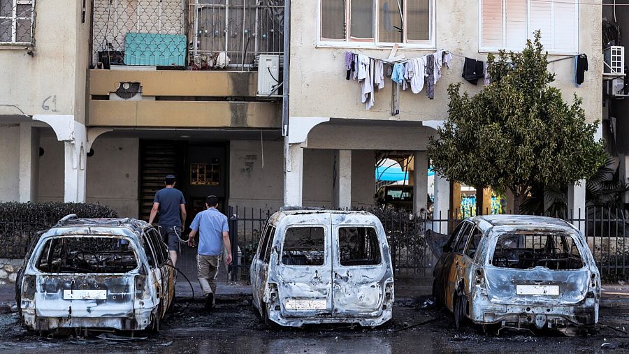 Vehículos quemados en los disturbios en una calle en Lod, localidad israelí cercana a Tel Aviv. REUTERS/Ronen Zvulun