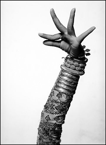 Foto de la mano de la bailarina camboyana, de Isabel Muñoz