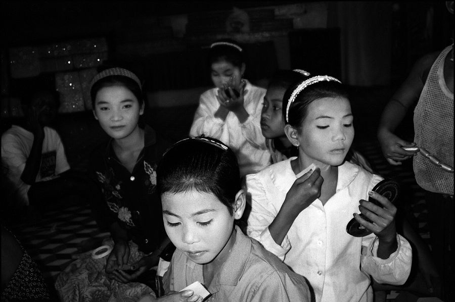 Niñas bailarinas camboyanas, foto de Isabel Muñoz