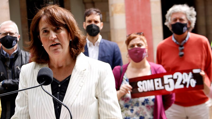 La presidenta de l'ANC, Elisenda Paluzie, amb un cartell darrera sobre el 52% de vot independentista