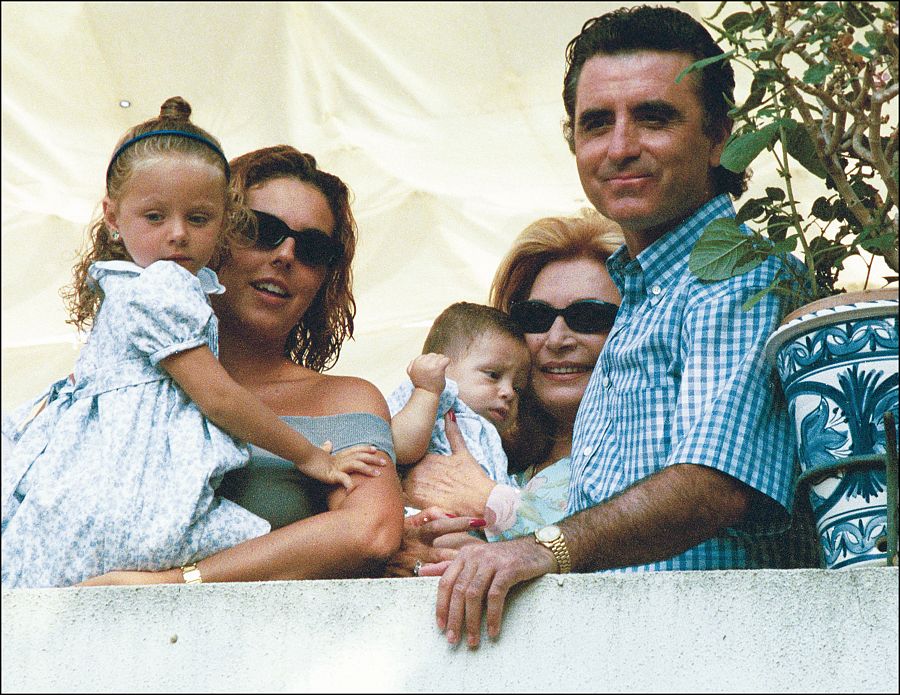 Rocío Carrasco junto a sus hijos, Rocío Jurado y José Ortega Cano